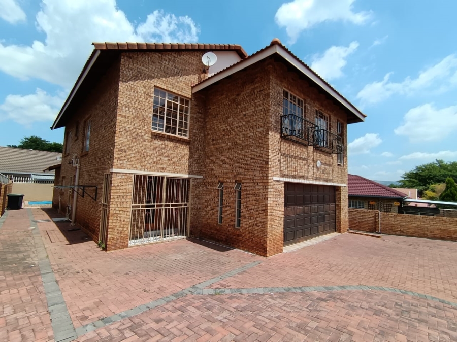 5 Bedroom Property for Sale in Safari Gardens North West